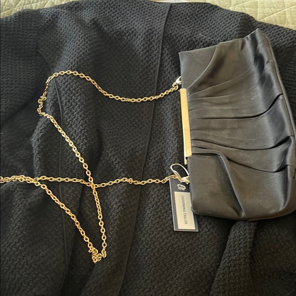 Elegant Black and Gold Clutch with Sophisticated Design